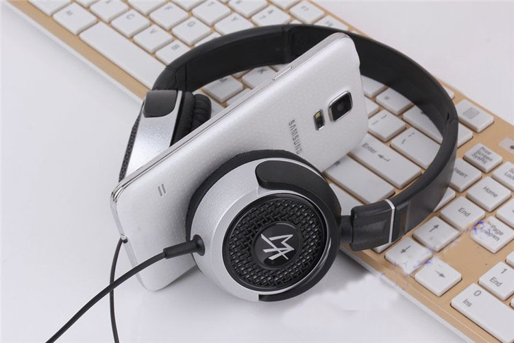 2014 New Fashion Stereo Headphones Headset Mobile Earphones with Mic Phone /Tablet PC Universal Wireless Music Free Shipping (HGC 009)
