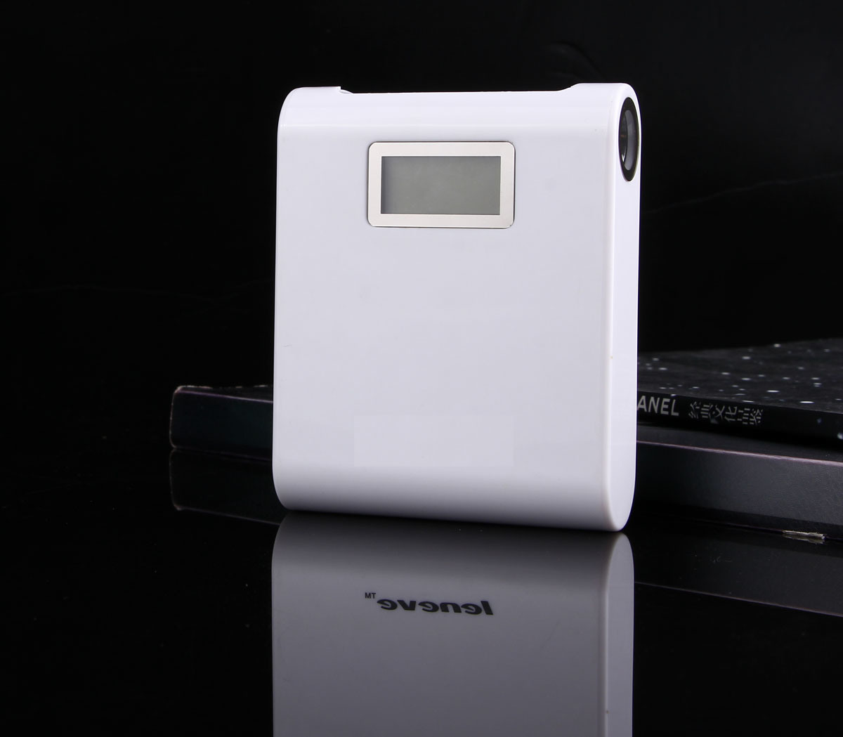 8000mAh LCD Power Bank for Phone, iPad, Digital Camera, Bluetooth Device, 37wh, LCD with LED Light
