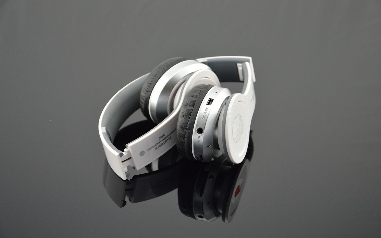 Latest Lightweight V3.0+EDR Bluetooth Earphone (BK204)