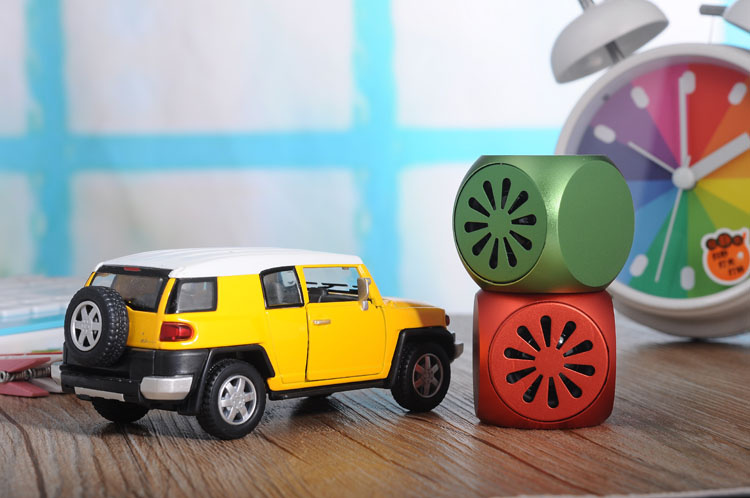 2013 High Quality New Design Cube Mini Speaker
